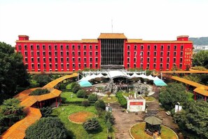 A large red building with a central courtyard, surrounded by greenery and a covered walkway. - Lakeside Garden Wudelou Hotel (Wuhan)