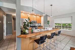 Frigorífic, microones, forn i cafetera i tetera 