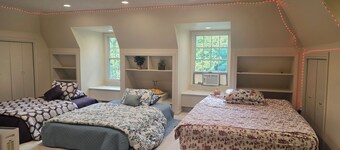 Charming, Large Cozy 1-bedroom house in fabulous Berlin with WiFi, near Hartford