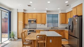 Fridge, microwave, oven, coffee/tea maker