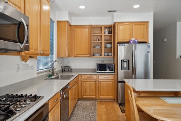 Fridge, microwave, oven, coffee/tea maker