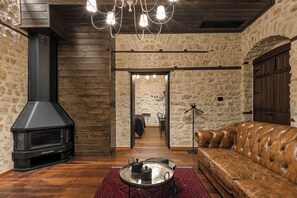 Suite junior, chimenea | Área de sala de estar | Smart TV de 55 pulgadas con canales digitales y oficina 