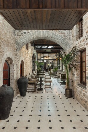 Se sirven desayunos, comidas, cenas y cocina griega 