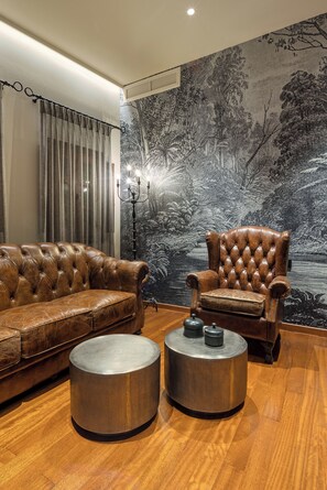 Suite ejecutiva, chimenea | Área de sala de estar | Smart TV de 55 pulgadas con canales digitales y oficina 