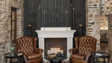 Serves lunch and dinner