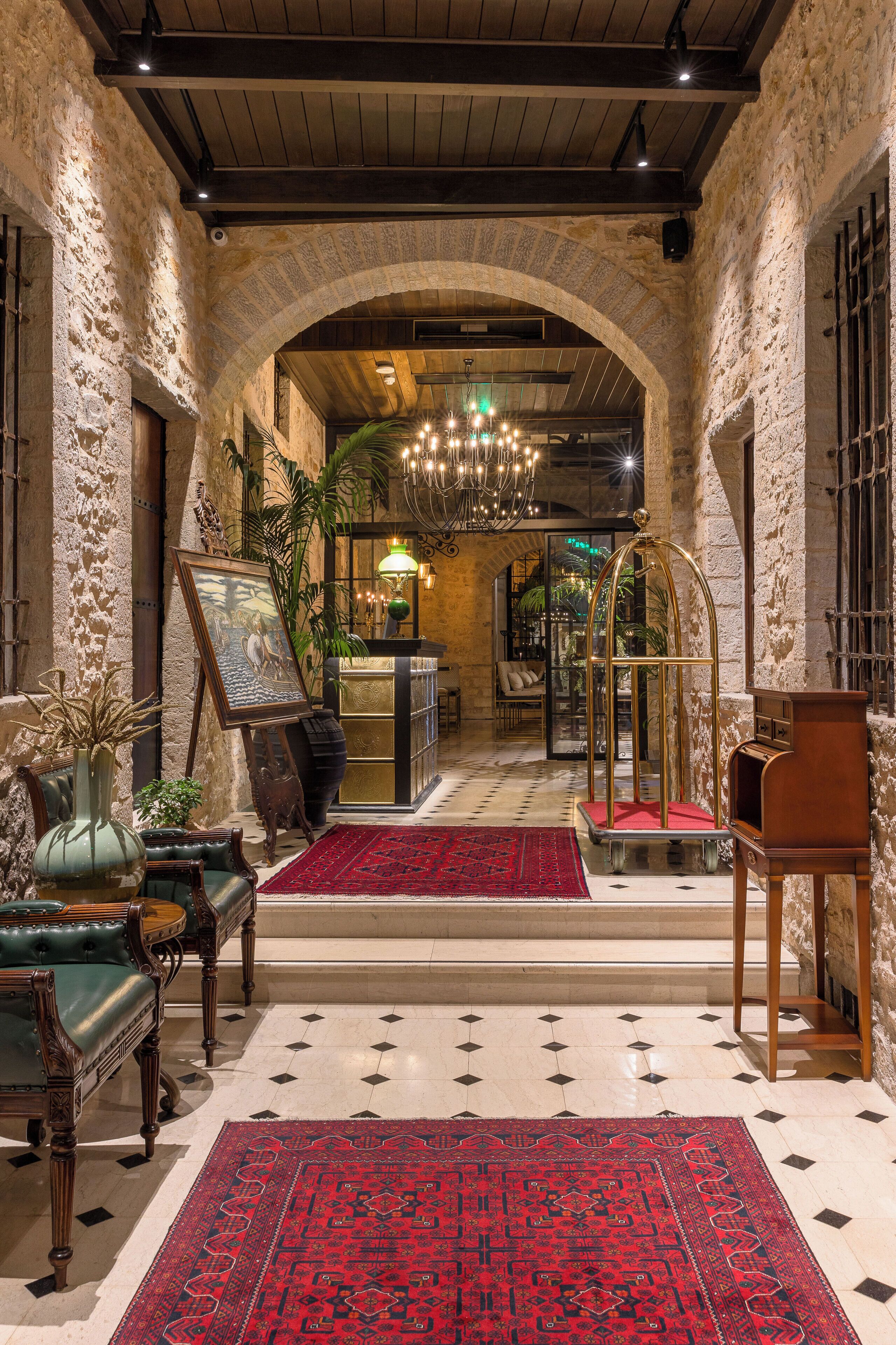 Serveert ontbijt, lunch, diner, Griekse gerechten 