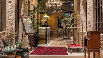 Se sirven desayunos, comidas, cenas y cocina griega