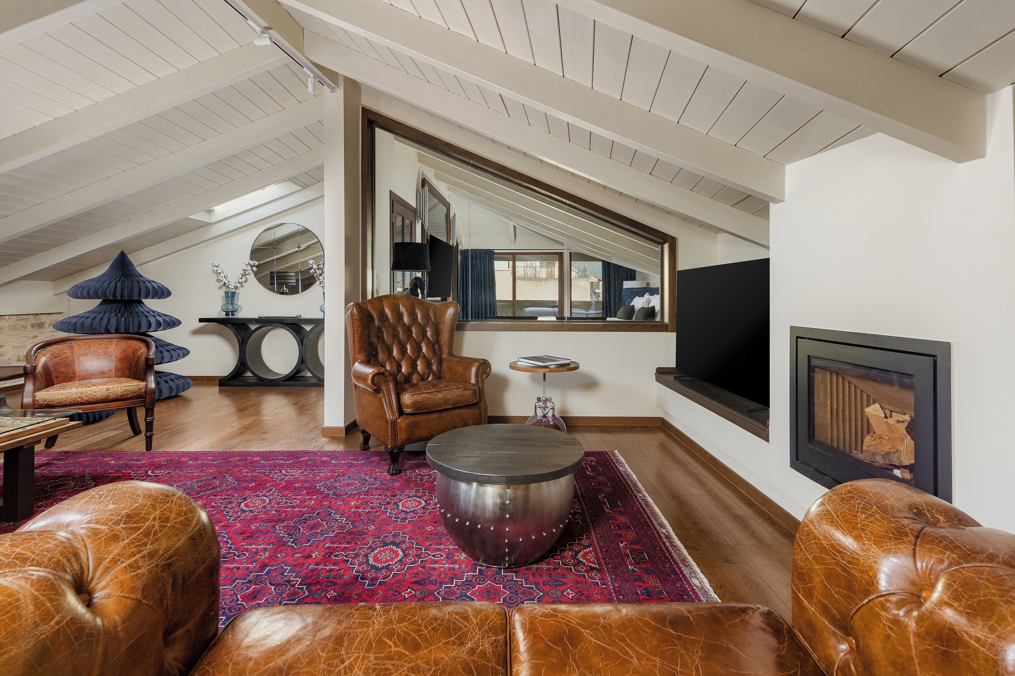 プレジデンシャル ペントハウス テラス | リビング エリア | 55 インチのスマートテレビ (デジタル放送視聴可)、書斎 / ワークスペース