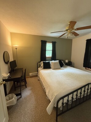 4 bedrooms, desk, free WiFi, bed sheets - Cozy Cabin in Lake Harmony, 3Bedroom+Loft w Deck, Firepit & WiFi! Dog Friendly! (Lake Harmony)