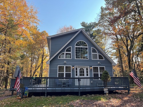 Cozy Cabin in Lake Harmony, 3Bedroom+Loft w Deck, Firepit & WiFi! Dog Friendly!