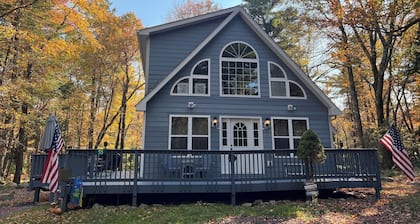 Cozy Cabin in Lake Harmony, 3Bedroom+Loft w Deck, Firepit & WiFi! Dog Friendly!