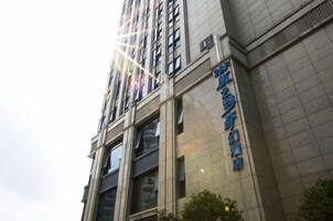 Un edificio alto con un letrero que dice 'Shenzhen Hotel'.