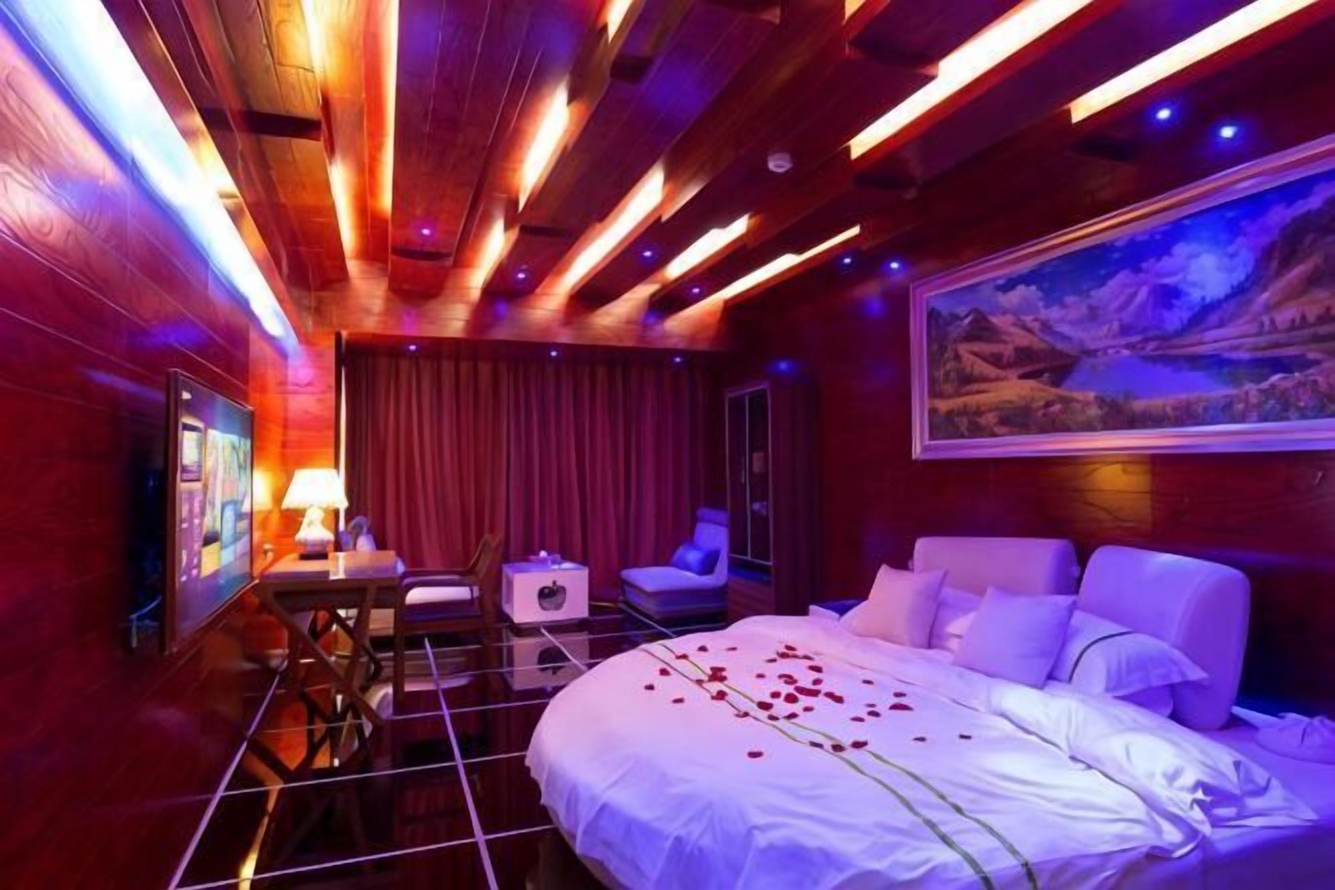 Una habitación con una cama, un escritorio, una silla y un cuadro en la pared.