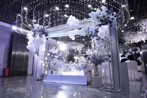 Une arche de cérémonie de mariage décorée de fleurs et portant une inscription indiquant « MARIAGE ».