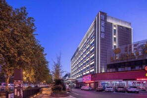 A multi-story hotel with a modern facade, large windows, and a prominent entrance. - Jundu Boutique Hotel (Jinhua Stadium) (Jinhua)
