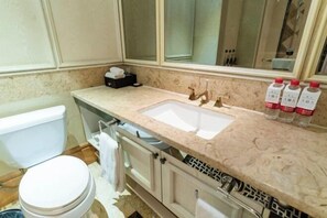 A bathroom with a sink, toilet, and cabinets. - Jundu Boutique Hotel (Jinhua Stadium) (Jinhua)