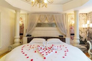 A luxurious hotel room with a large bed, ornate curtains, and a chandelier. - Jundu Boutique Hotel (Jinhua Stadium) (Jinhua)