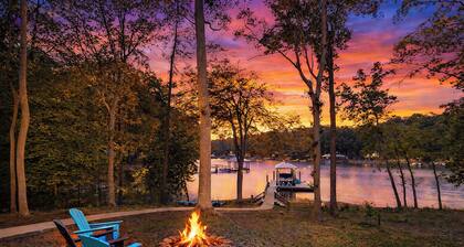 Luxury Lakefront Home, Games, Kayaks, 2 King Beds
