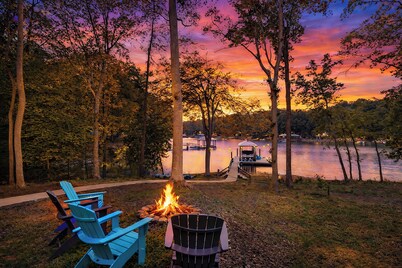 Luxury Lakefront Home, Games, Kayaks, 2 King Beds