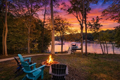 Luxury Lakefront Home, Games, Kayaks, 2 King Beds