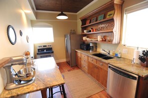 Fridge, microwave, oven, stovetop - Historic Carriage House in Walkable Downtown Winston-Salem (Winston-Salem)