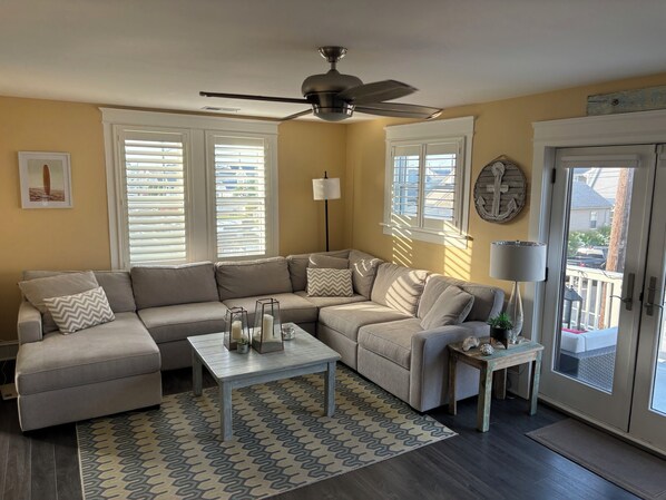 Living area - Cozy 4-bedroom condo with AC, WiFi in peaceful Ventnor City, NJ (Ventnor City)