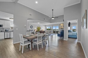 Dining - LakeHouse, Private Pool, Hot Tub/Spa, Putting Green, LakeView, Firepit and more! (The Colony)