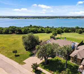Exterior - LakeHouse, Private Pool, Hot Tub/Spa, Putting Green, LakeView, Firepit and more! (The Colony)