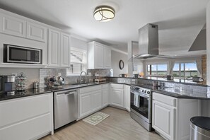 Microwave, oven, stovetop, dishwasher - LakeHouse, Private Pool, Hot Tub/Spa, Putting Green, LakeView, Firepit and more! (The Colony)