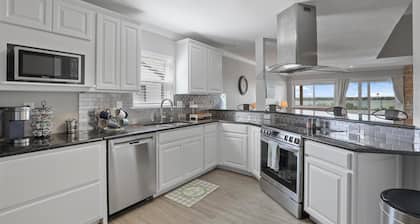 LakeHouse, Private Pool, Hot Tub/Spa, Putting Green, LakeView, Firepit and more!