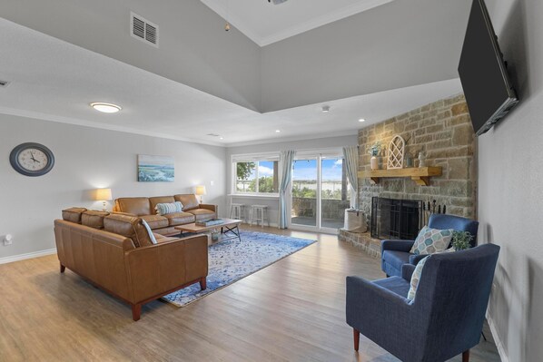 Smart TV, fireplace - LakeHouse, Private Pool, Hot Tub/Spa, Putting Green, LakeView, Firepit and more! (The Colony)