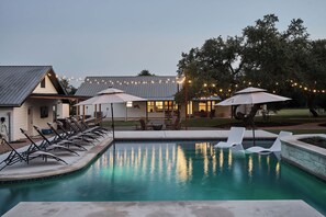 Een buitenzwembad en een verwarmd zwembad