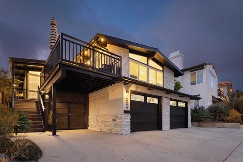Stone Lagoon by Avantstay Steps to the Beach + Backyard Oasis!