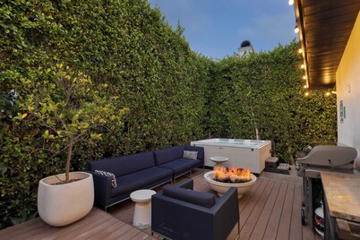 Stone Lagoon by Avantstay Steps to the Beach + Backyard Oasis!