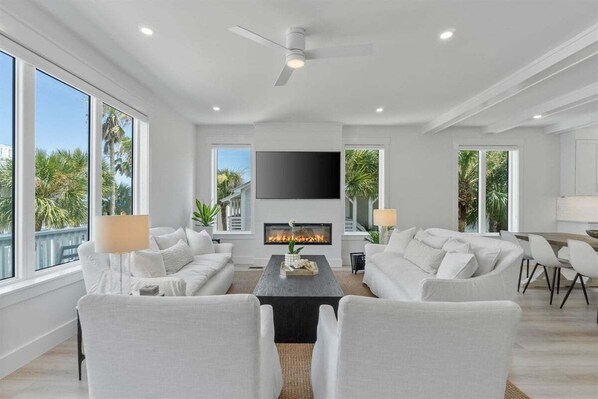 Una Smart TV, una chimenea, libros