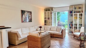 Smart TV y chimenea 