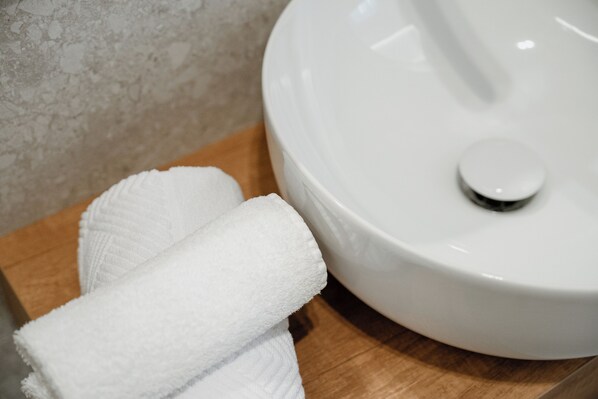 تجهيزات دش، مجففات شعر، مراحيض شطف، مناشف