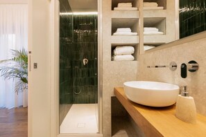 Douche, sĂšche-cheveux, bidet, serviettes fournies