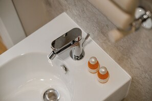 淋浴设施、吹风机、坐浴桶、毛巾