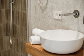 تجهيزات دش، مجففات شعر، مراحيض شطف، مناشف