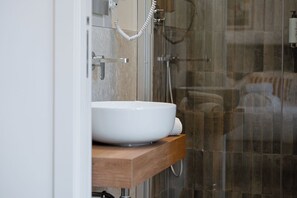 Shower, bidet, towels - Riviera Suites Stanza 3 (Civitavecchia)
