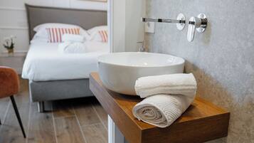 Shower, bidet, towels