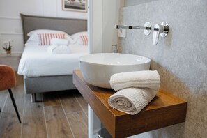 Douche, bidet, serviettes fournies