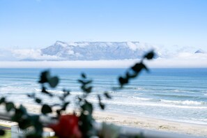 On the beach - Sea Spray A410 - Studio Apartment, Sleeps 2 (Cape Town)