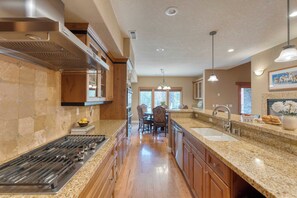 Interior - Luxe All-season Retreat by Avantstay Prime Location, Near Skiing (Truckee)