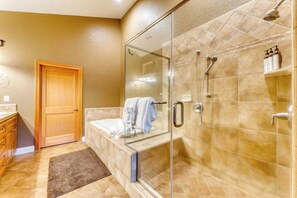 House (4 Bedrooms) | Interior - Luxe All-season Retreat by Avantstay Prime Location, Near Skiing (Truckee)