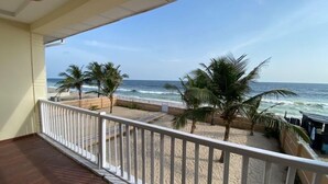 Un balcón con vista a la playa y al océano.