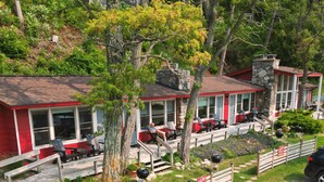 Un chalet doté d’une terrasse et d’une façade en pierre.