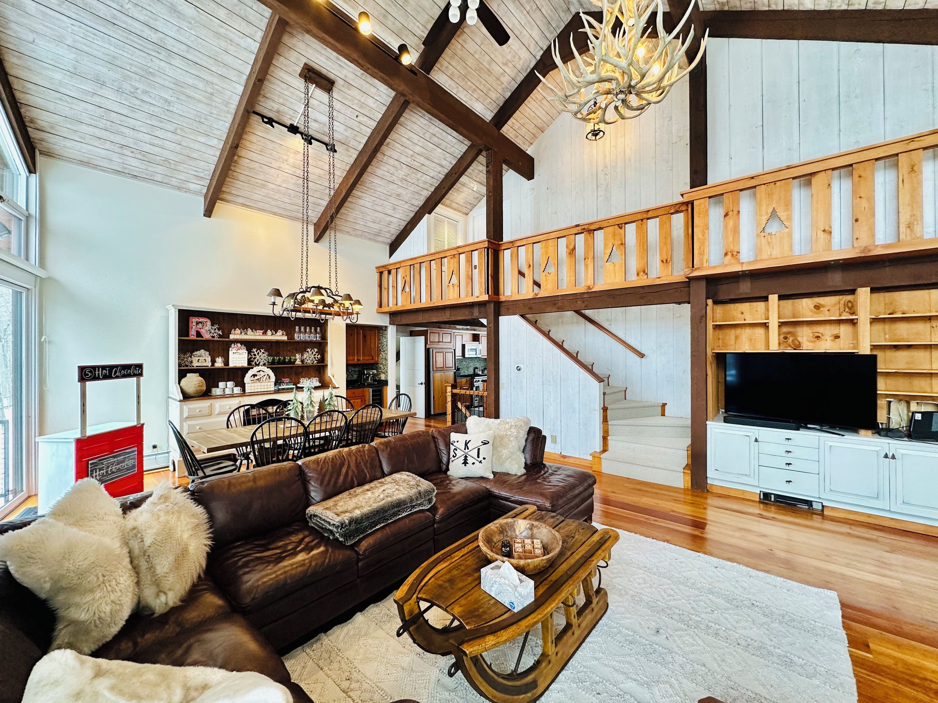 Smart TV, fireplace, stereo