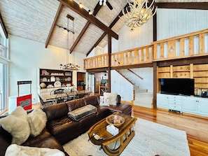 Smart TV, fireplace, stereo - Charming 4-bedroom Ski house in Stratton with Shuttle or walk to slope. (Stratton)